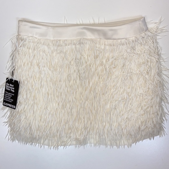 Express l NWT Chiffon Fringe Mini Skirt In Soft Ivory Size 4 - Picture 6 of 10